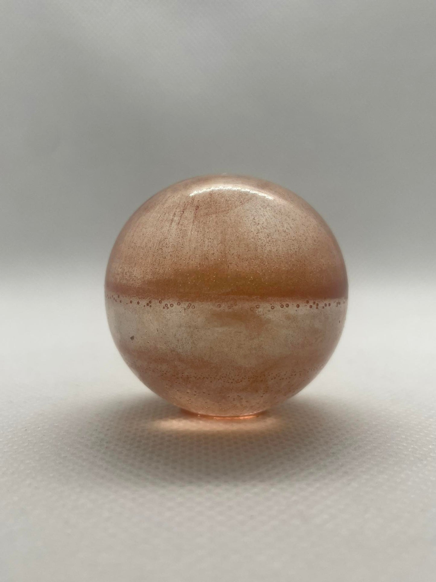 Lumière Zen : Petite Sphère Artisanale sur Socle Éclairé