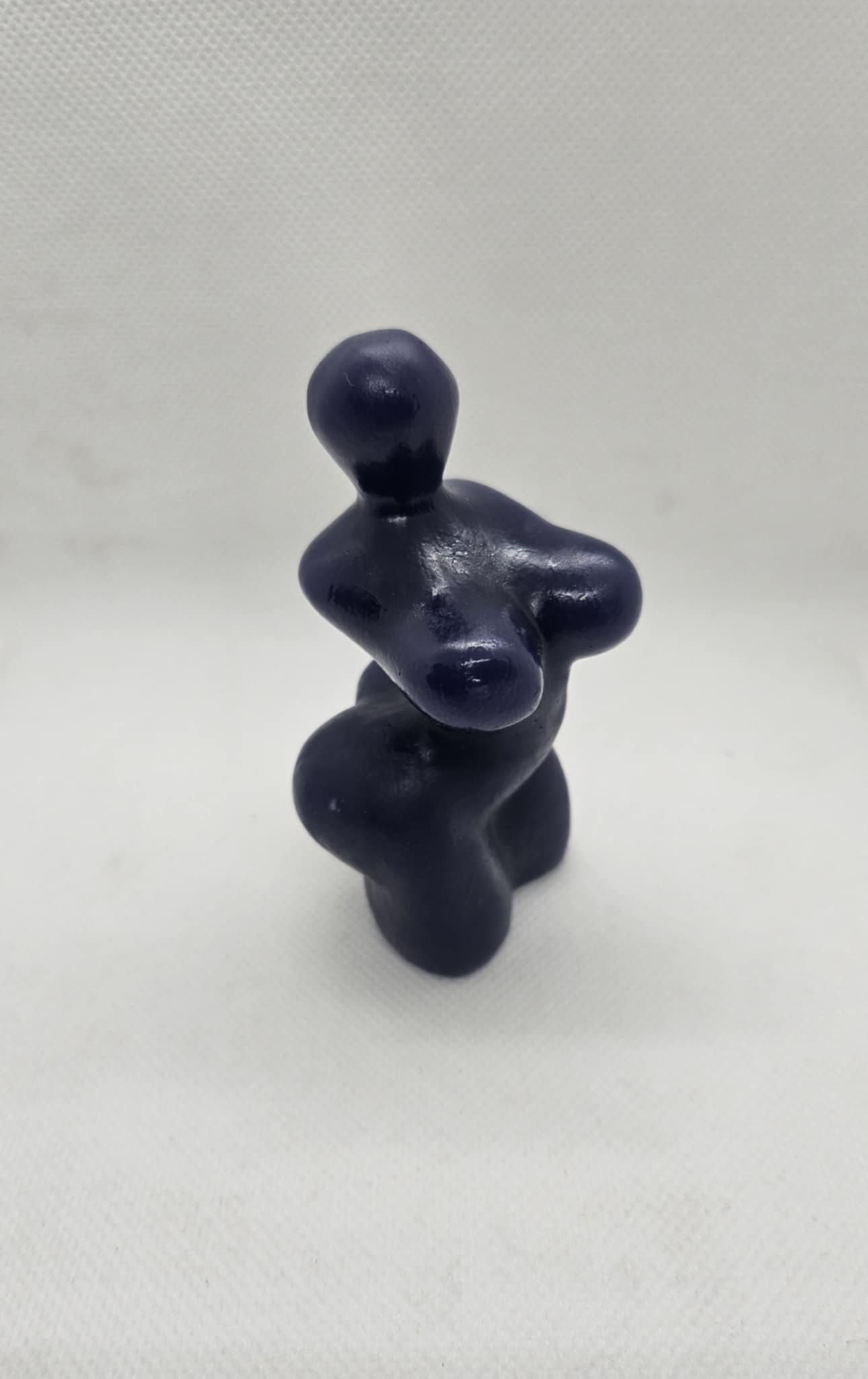 Formes en Lumière : Femme Sculptée en Résine Époxy Fait Main