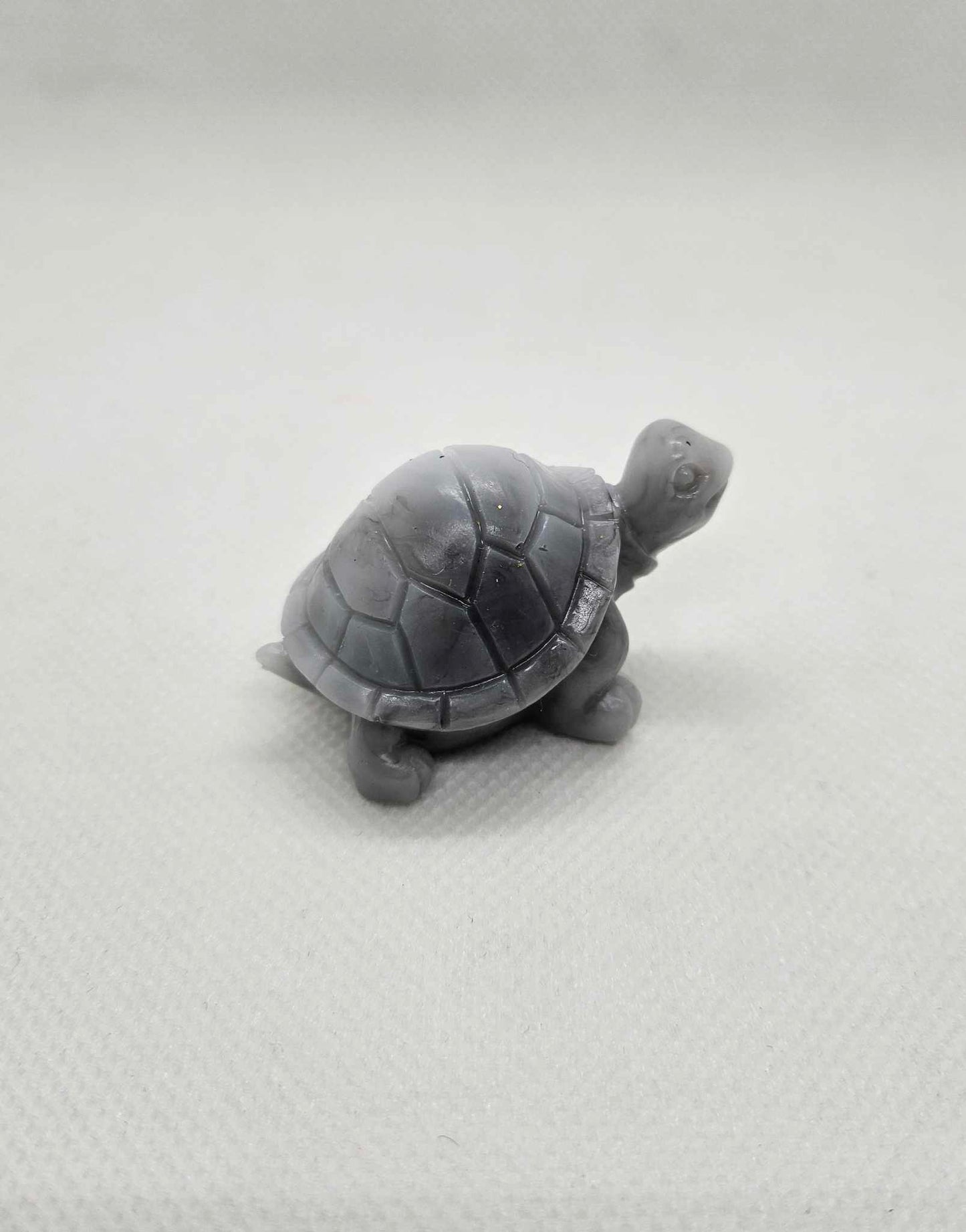 Tortue Éclatante : Sculpture Artisanale en Résine Époxy