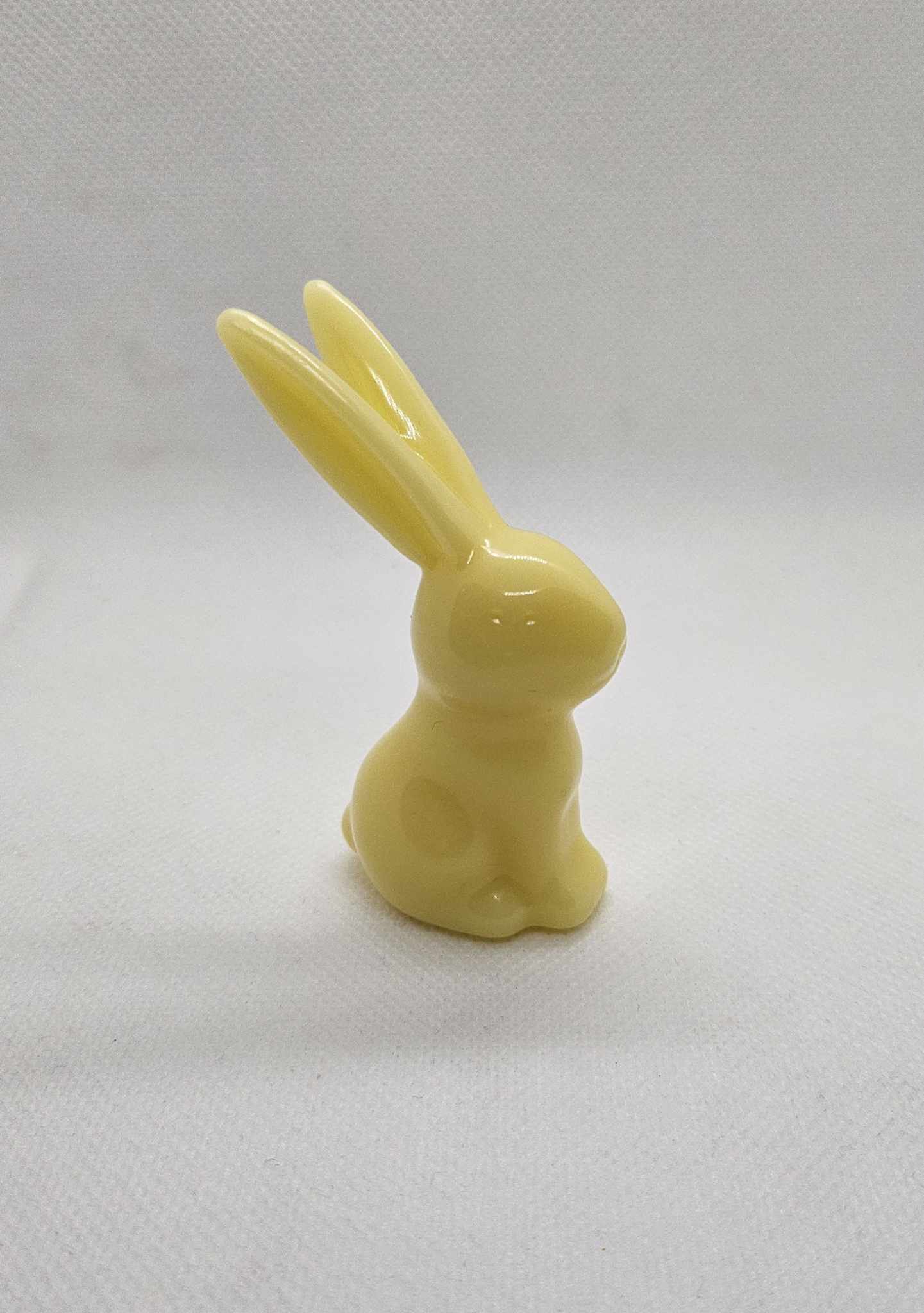Douceur Naturelle : Petit Lapin en Résine Époxy