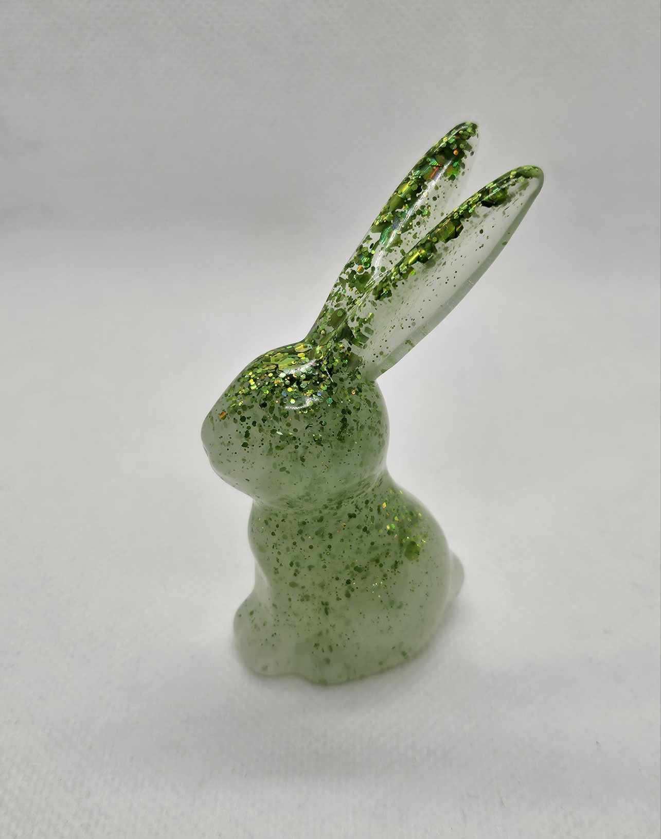 Douceur Naturelle : Petit Lapin en Résine Époxy