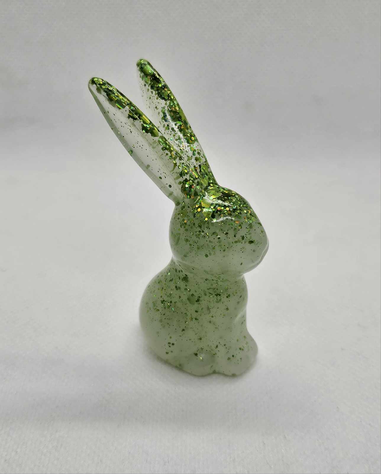 Douceur Naturelle : Petit Lapin en Résine Époxy