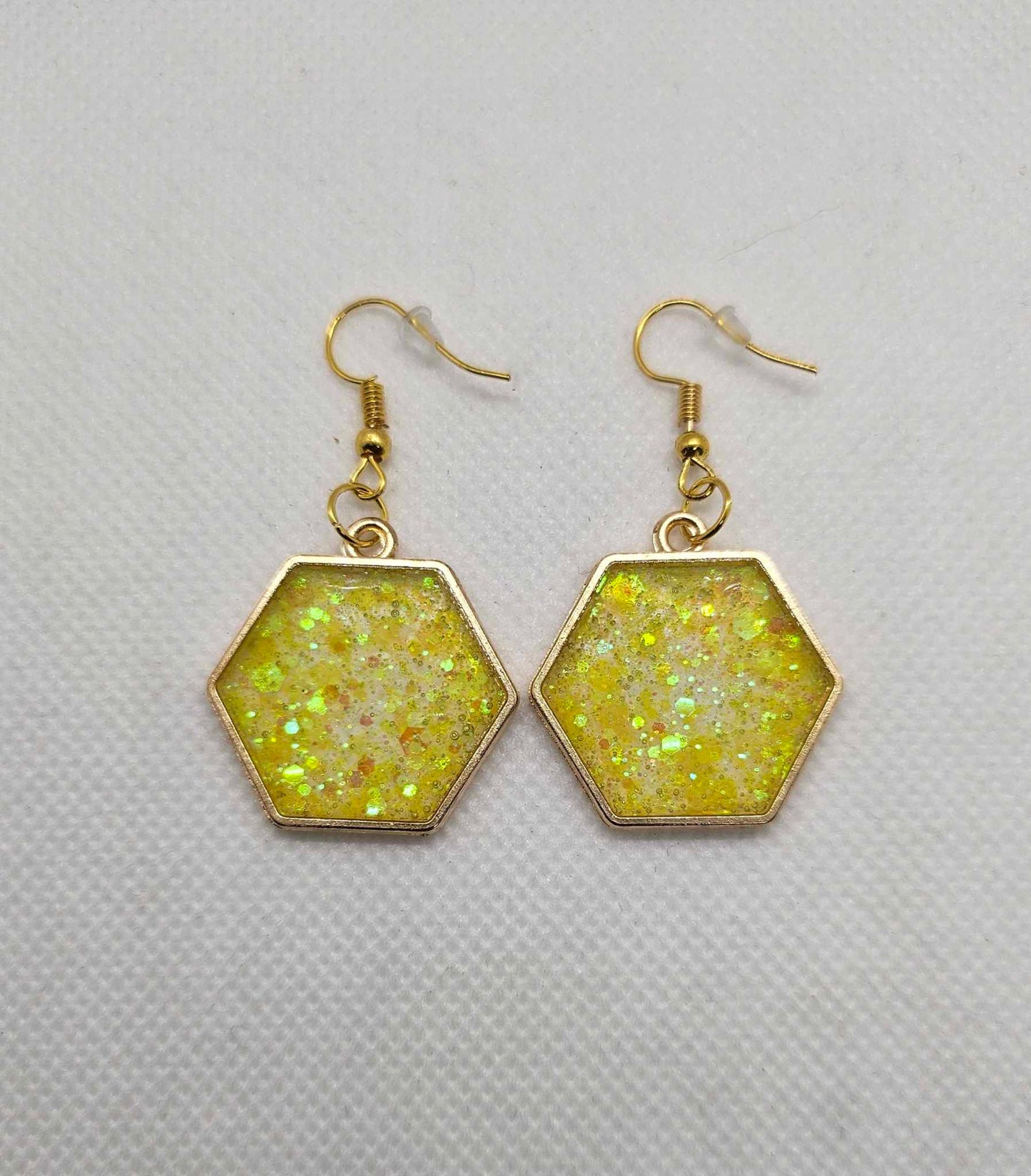 "Élégance Artisanale": Boucles d’oreilles en résine époxy