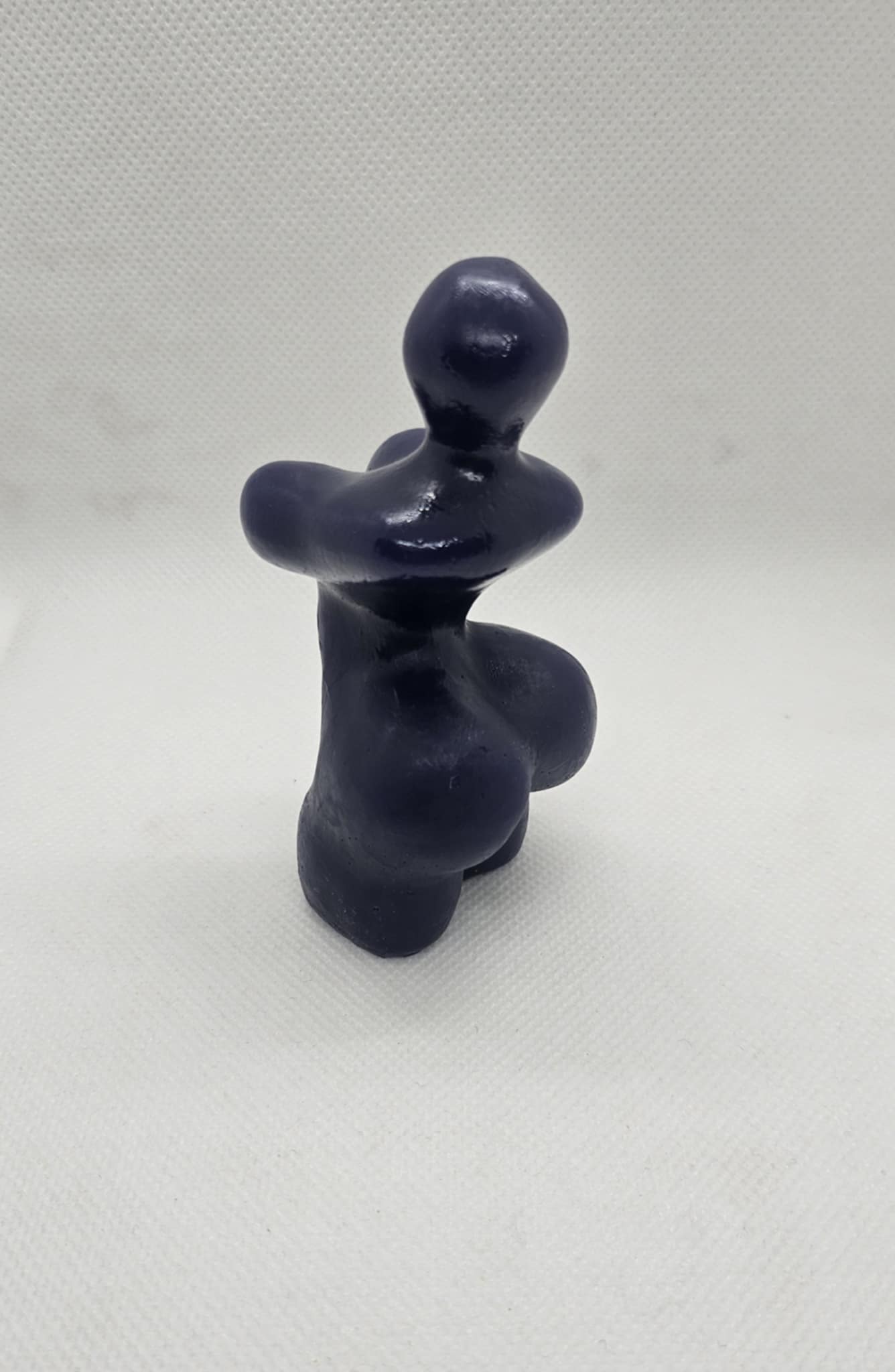Formes en Lumière : Femme Sculptée en Résine Époxy Fait Main