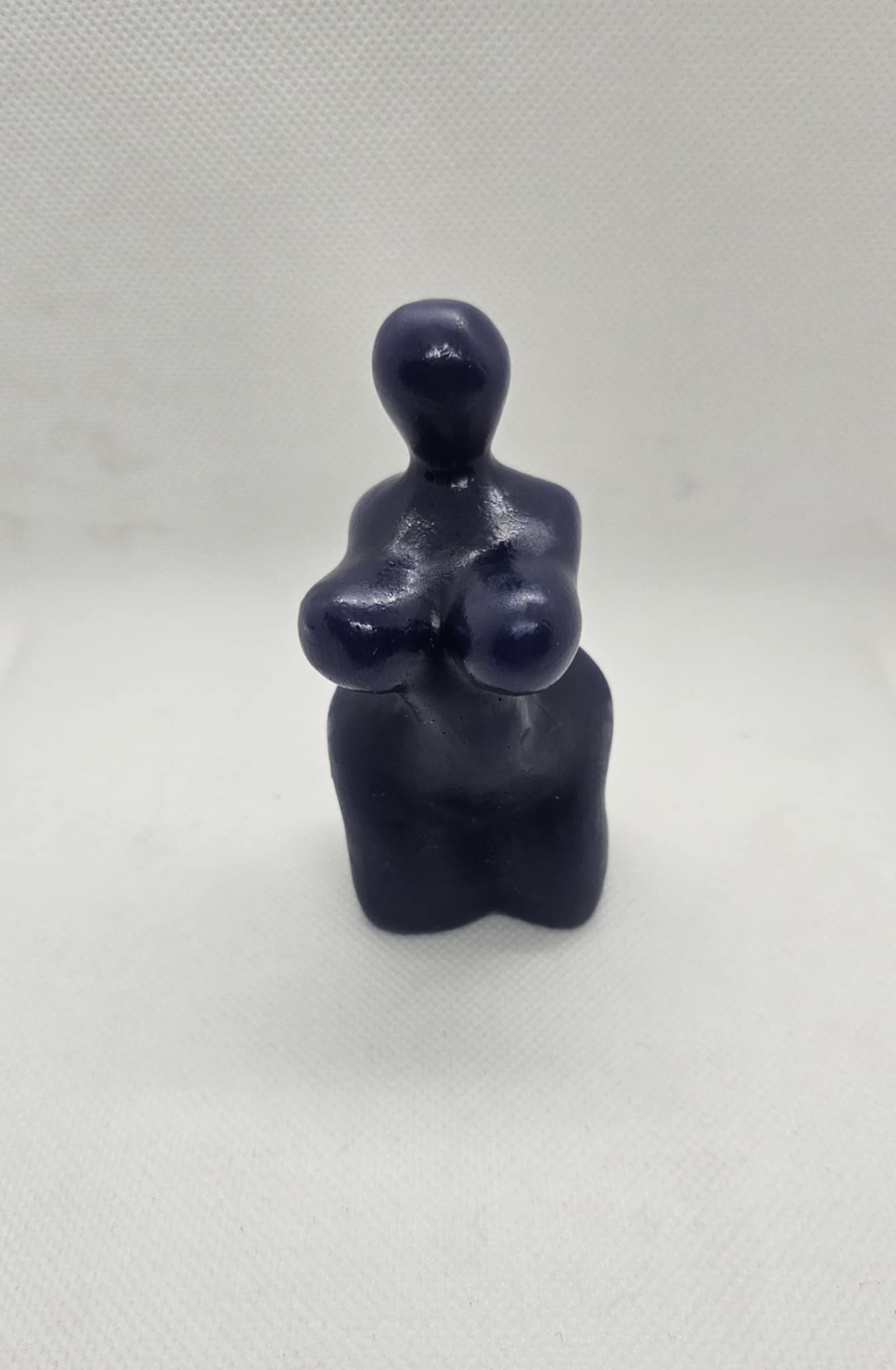 Formes en Lumière : Femme Sculptée en Résine Époxy Fait Main