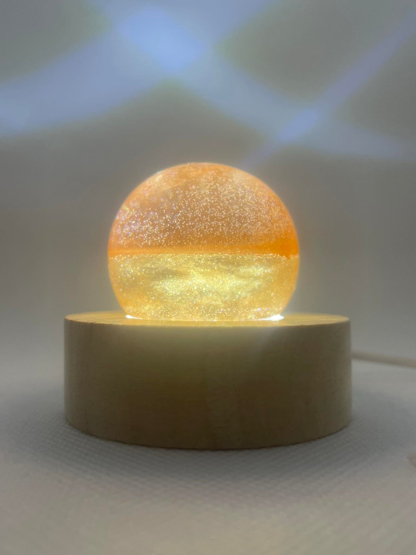 Lumière Zen : Petite Sphère Artisanale sur Socle Éclairé