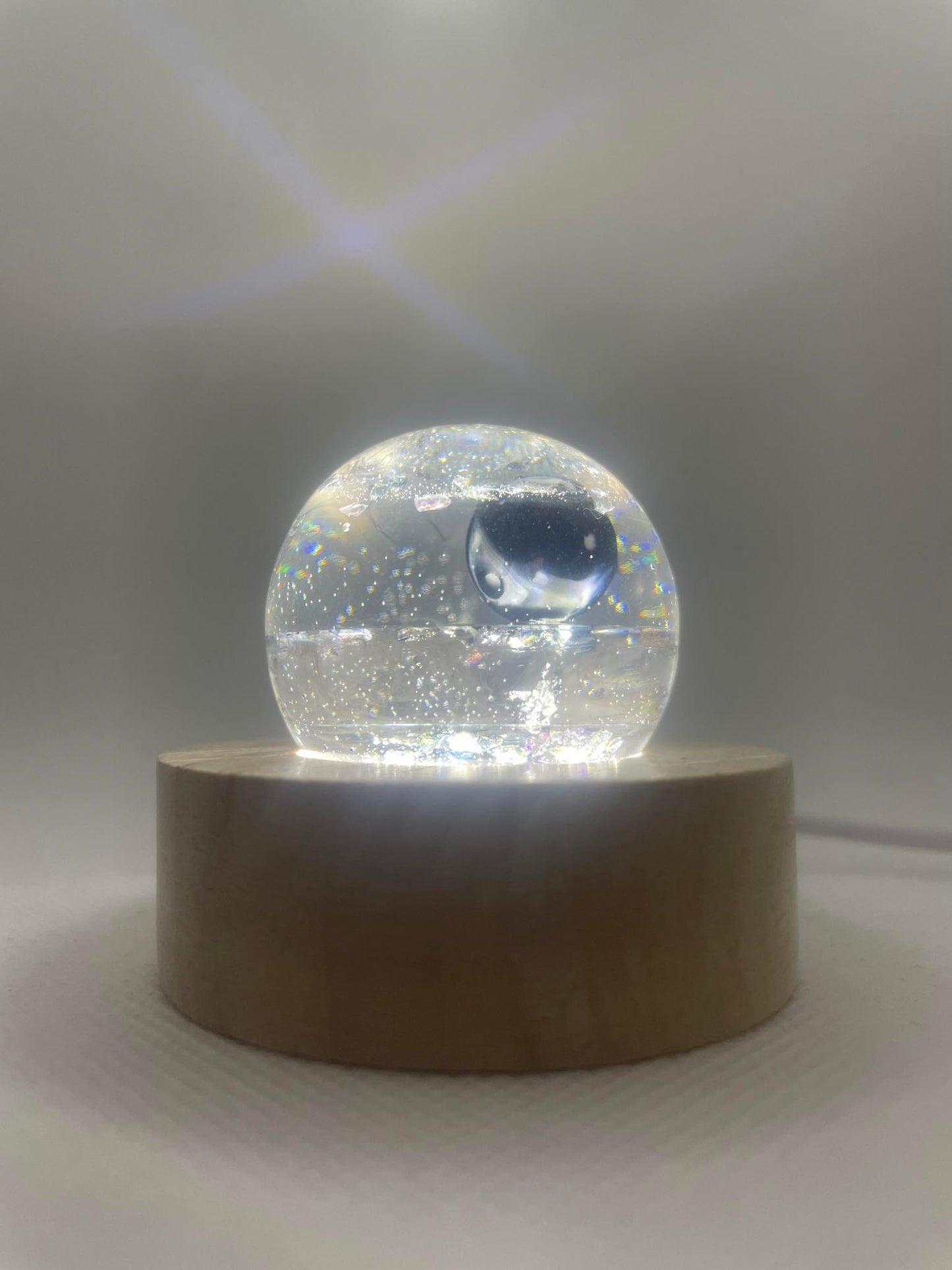 Lumière Zen : Petite Sphère Artisanale sur Socle Éclairé