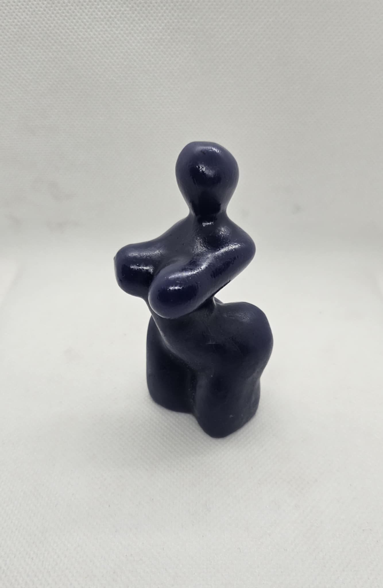 Formes en Lumière : Femme Sculptée en Résine Époxy Fait Main