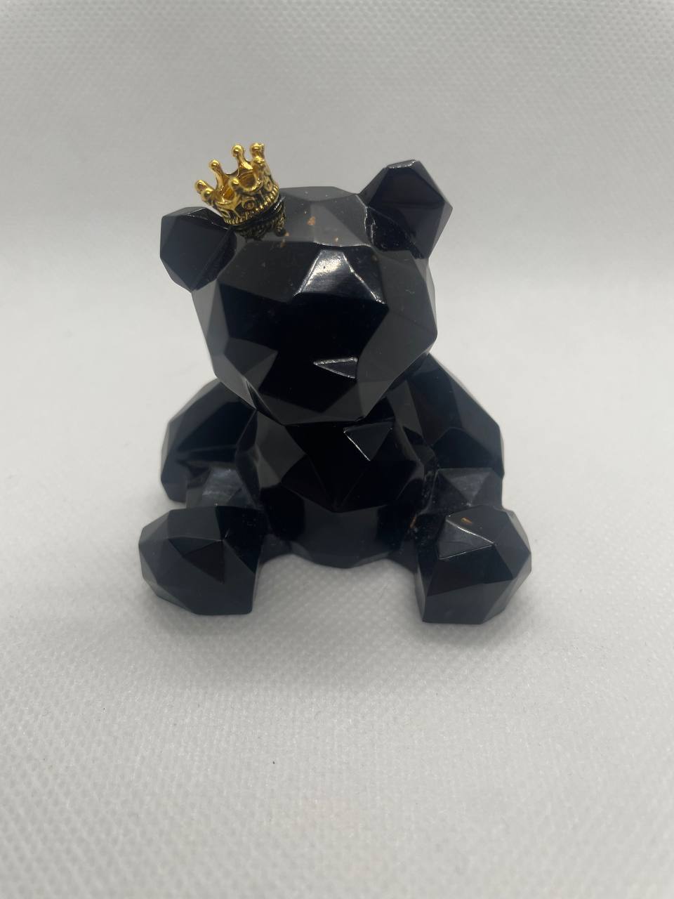 Ours Impérial : Sculpture Couronnée en Résine Époxy