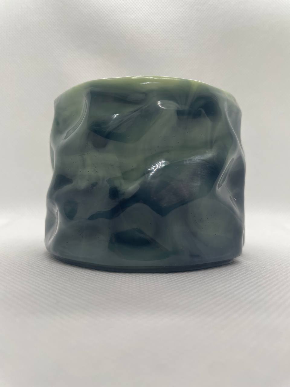 Élégance Froissée : Pot en Résine Époxy au Design Texturé