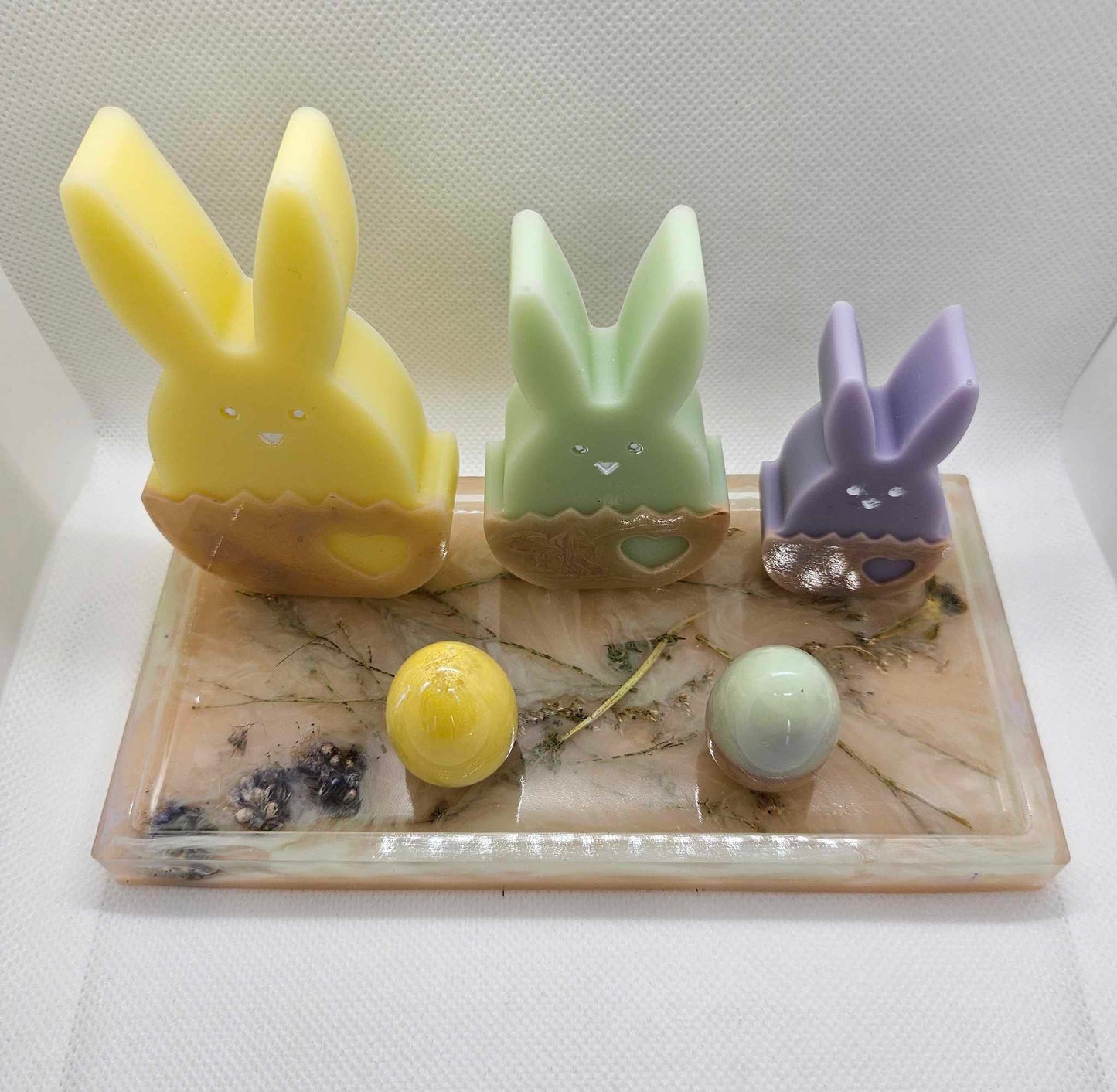 Trio de Lapins et Œufs de Pâques