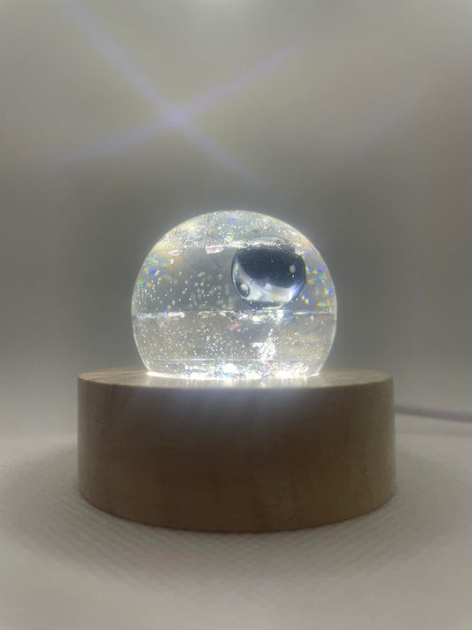 Lumière Zen : Petite Sphère Artisanale sur Socle Éclairé
