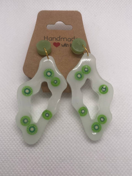 "Élégance Artisanale" – Boucles d’Oreilles en Résine Époxy