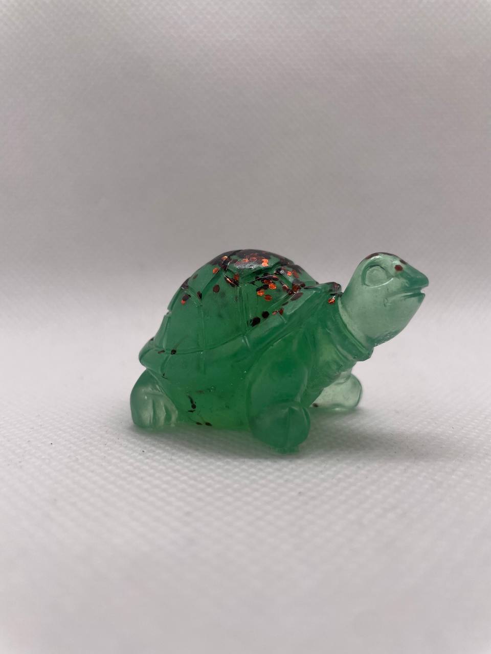 Tortue Éclatante : Sculpture Artisanale en Résine Époxy