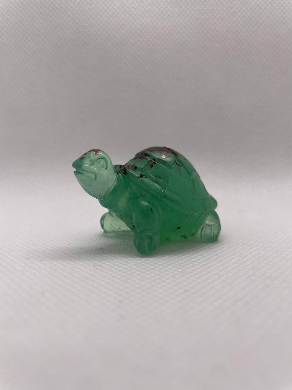 Tortue Éclatante : Sculpture Artisanale en Résine Époxy
