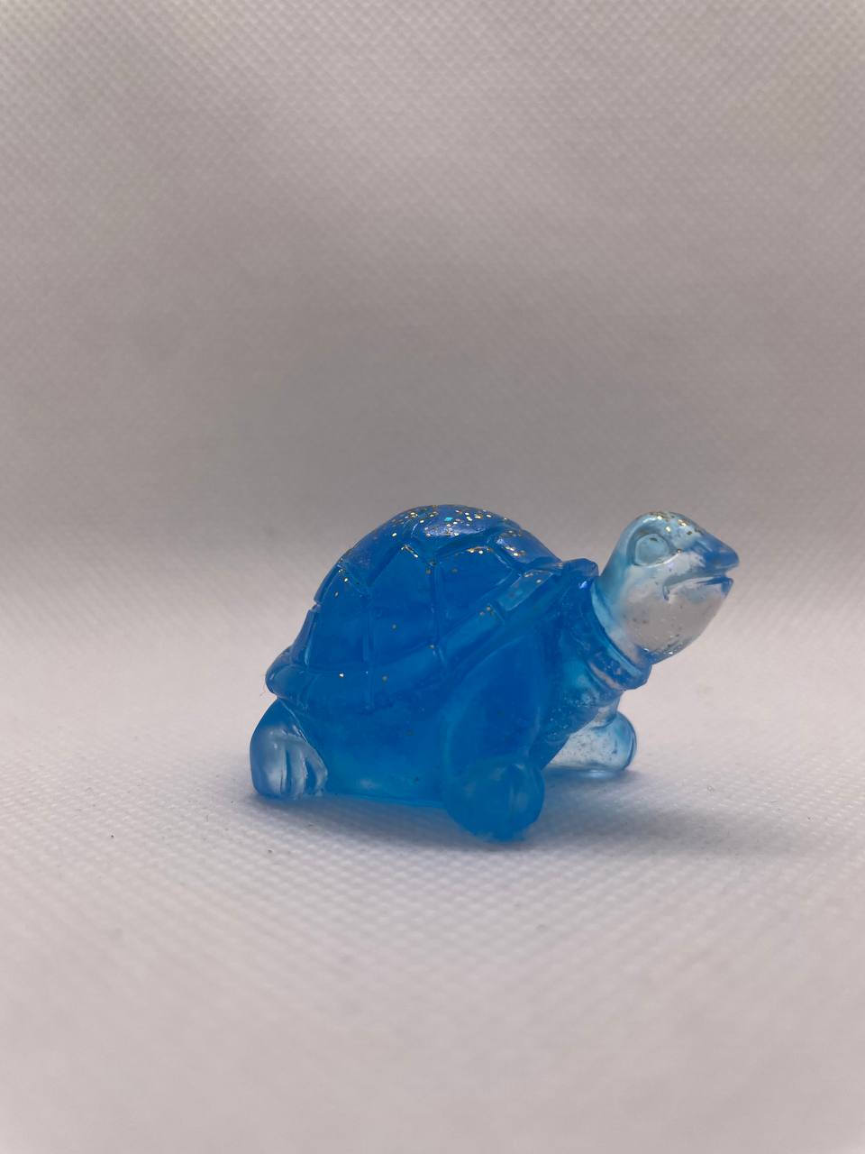 Tortue Éclatante : Sculpture Artisanale en Résine Époxy