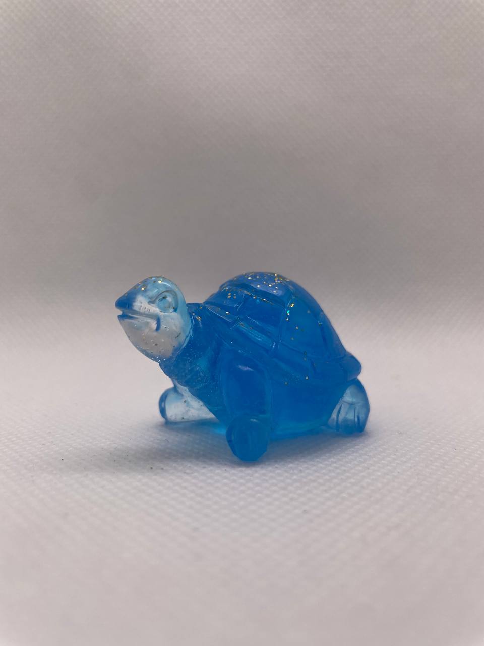 Tortue Éclatante : Sculpture Artisanale en Résine Époxy