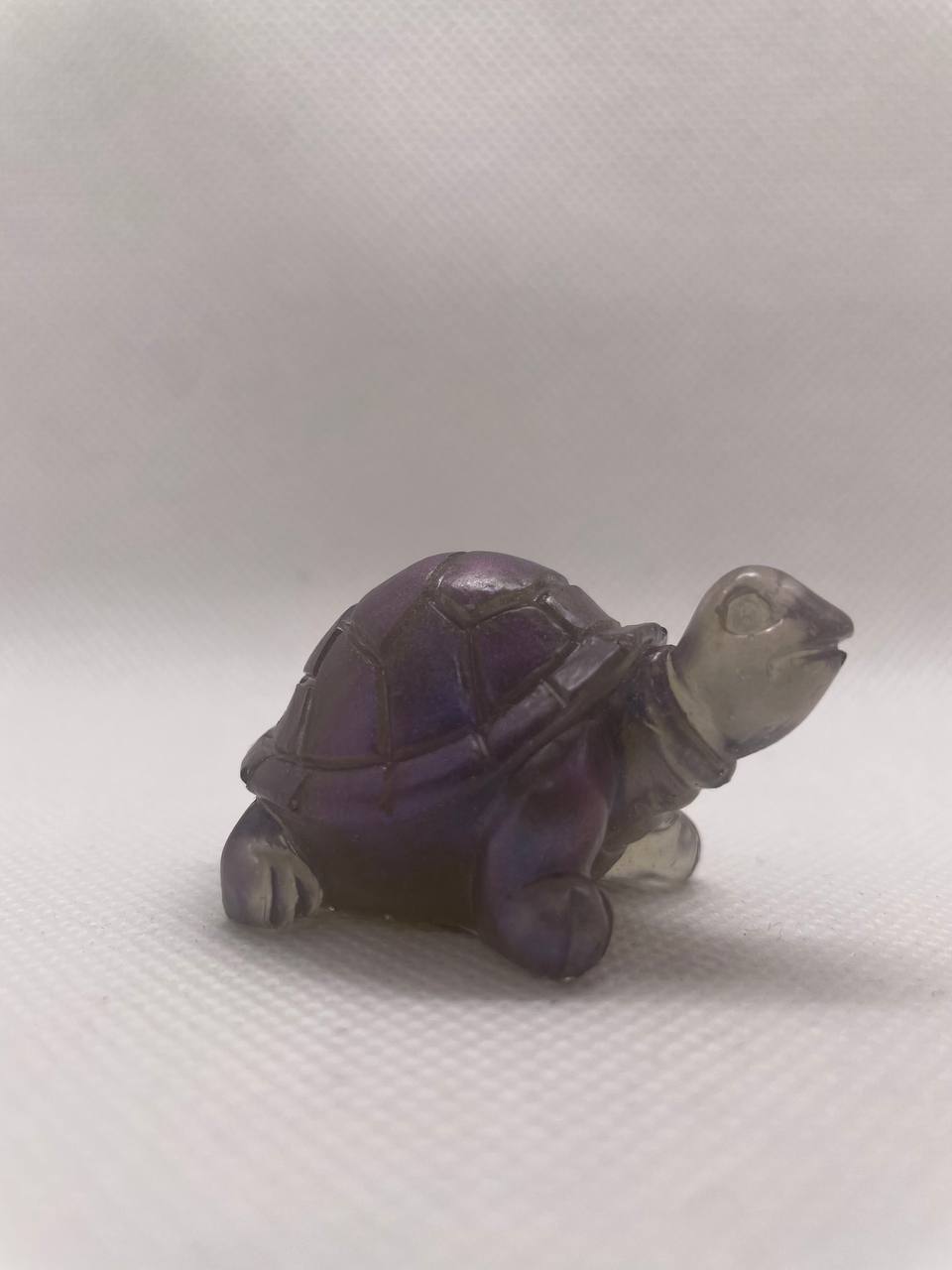 Tortue Éclatante : Sculpture Artisanale en Résine Époxy