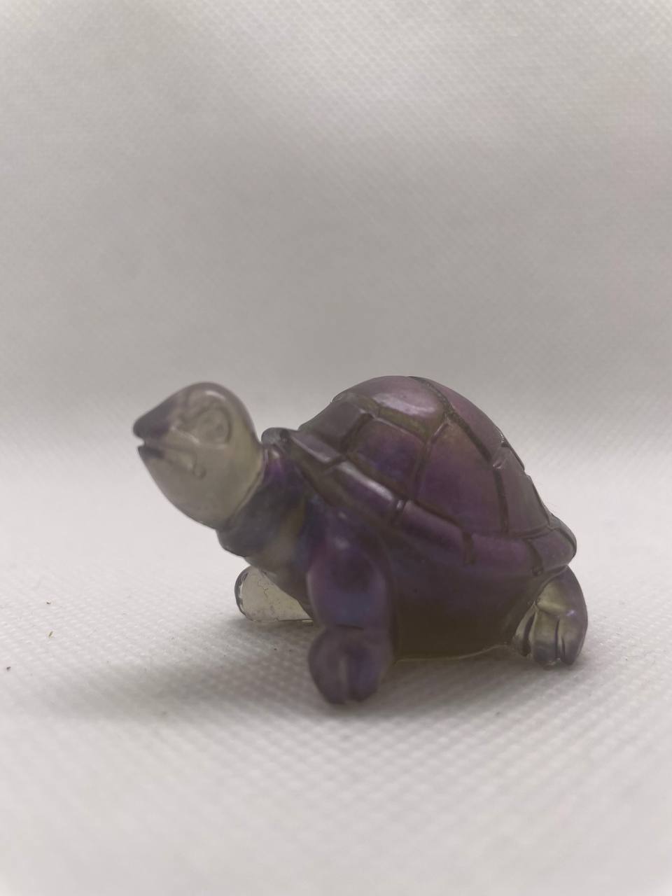 Tortue Éclatante : Sculpture Artisanale en Résine Époxy