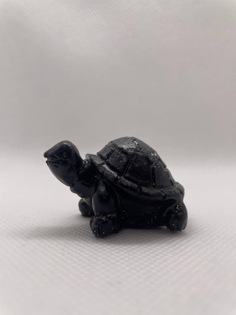 Tortue Éclatante : Sculpture Artisanale en Résine Époxy